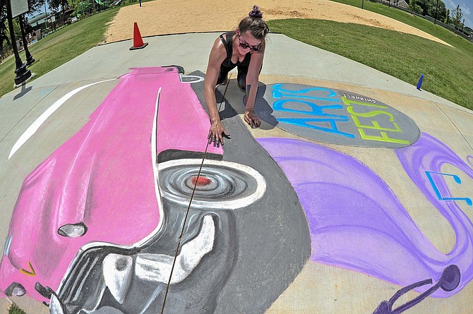 web1_0712_GDP_Chalk_Walk_01_t670